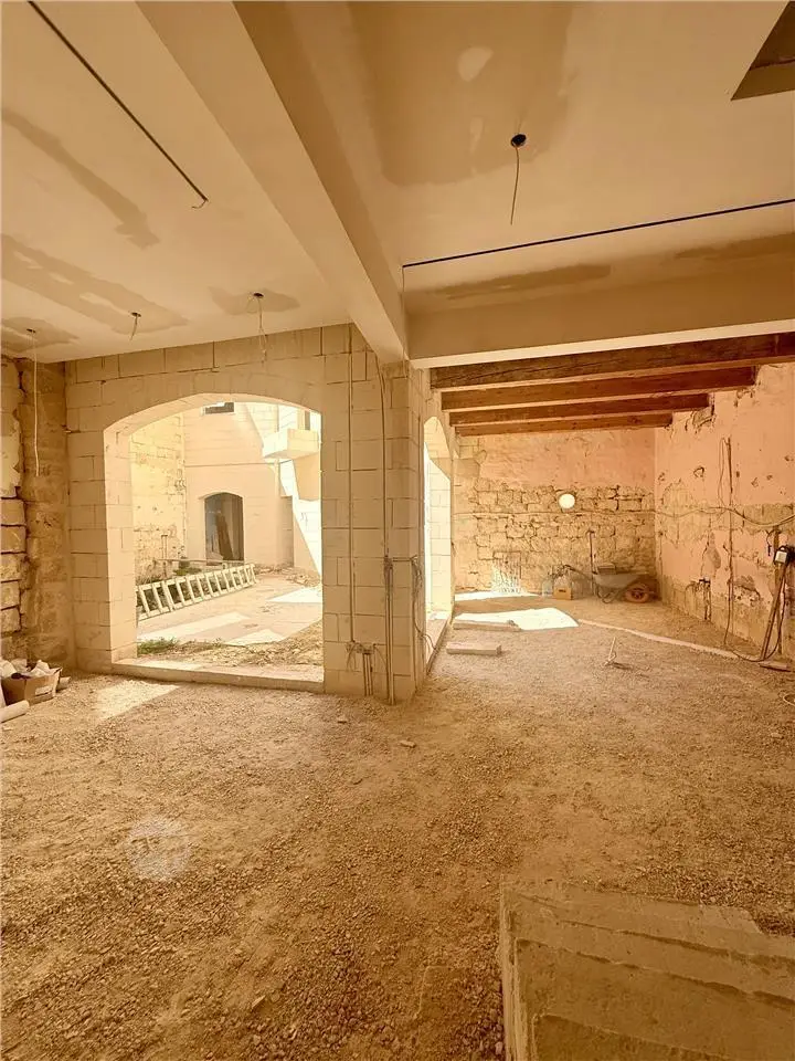House with Pool and Garage — 2/9