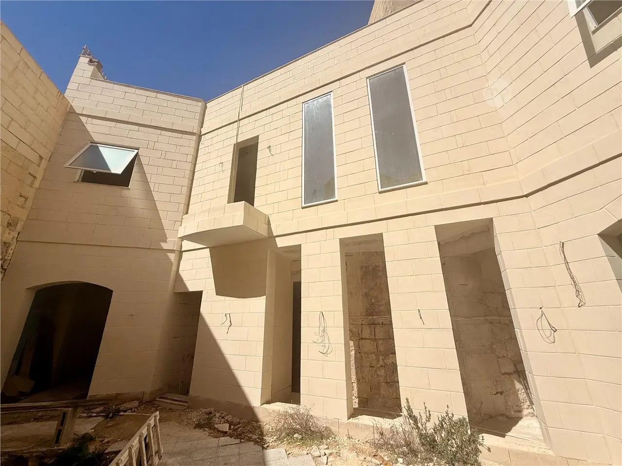 House with Pool and Garage — 4/9