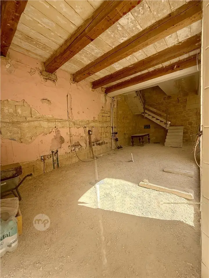 House with Pool and Garage — 6/9