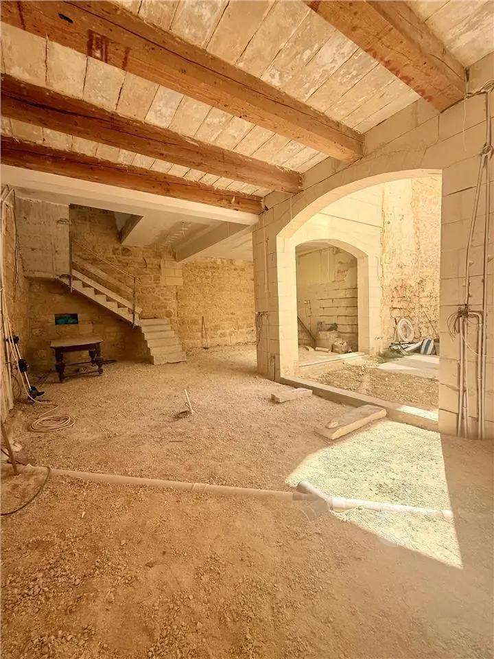 House with Pool and Garage — 3/9