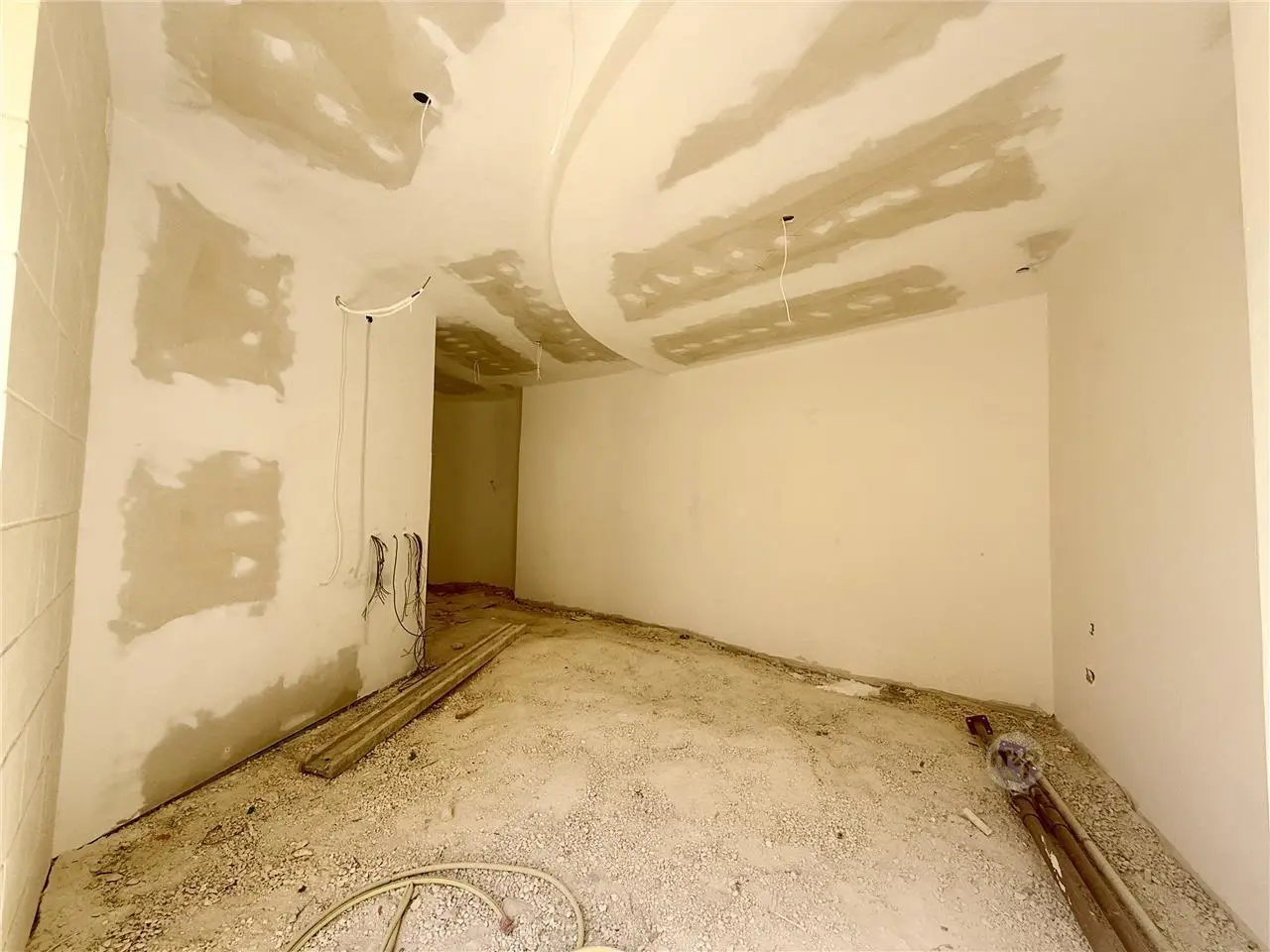 House with Pool and Garage — 8/9