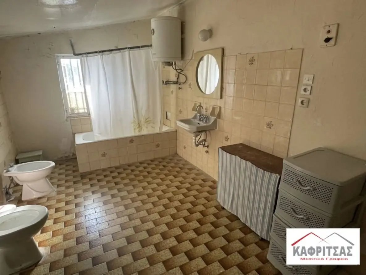 Traditional stone house with mountain views for sale in Thermo — 5/10
