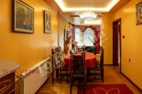 House with guest house in the Old Town, Veliko Tarnovo — 8/10