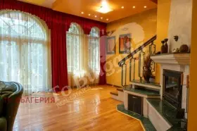 House with guest house in the Old Town, Veliko Tarnovo — 4/10