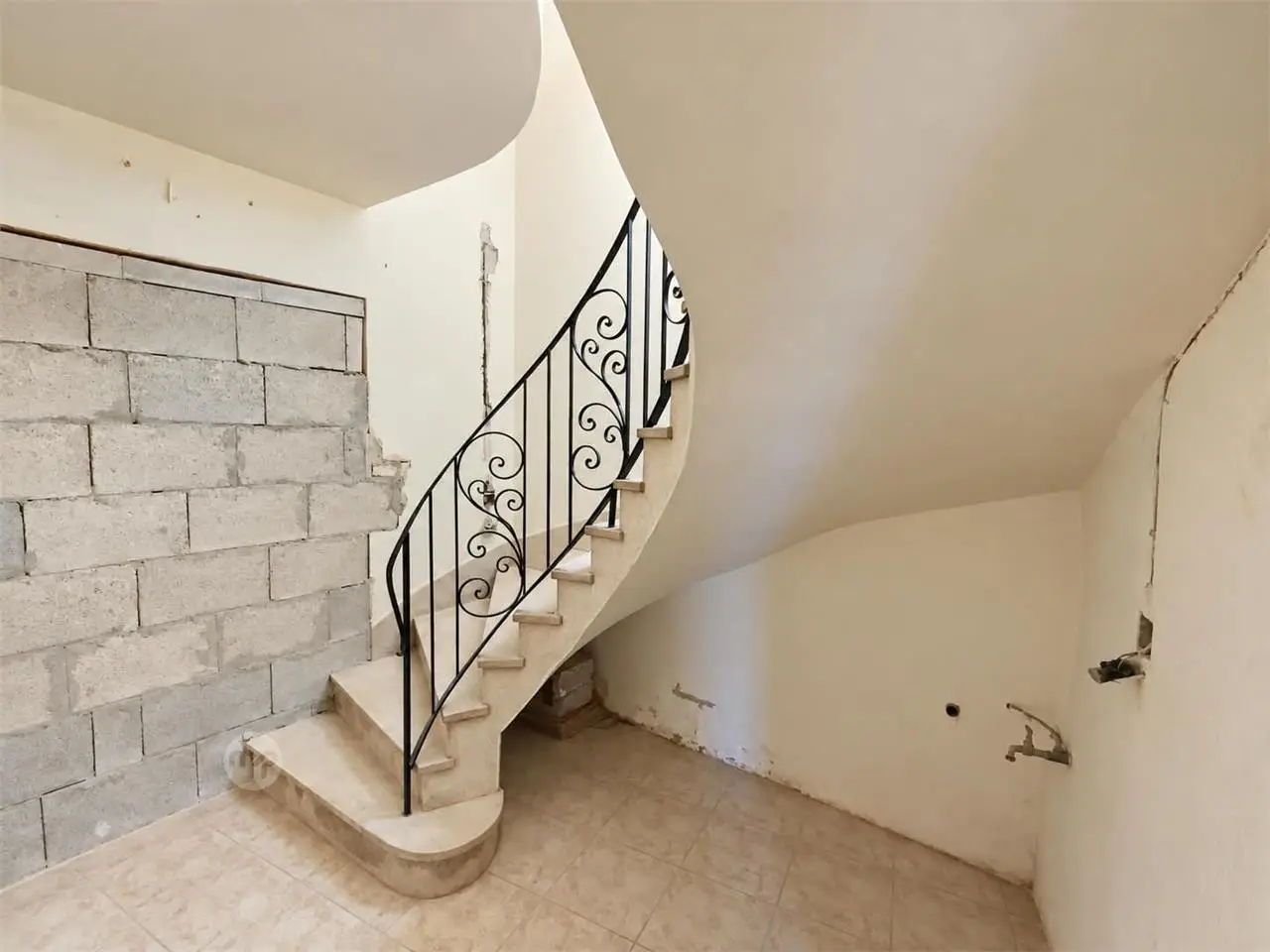 MOSTA – UNCONVERTED TOWNHOUSE WITH PERMITS IN HAND — 9/10