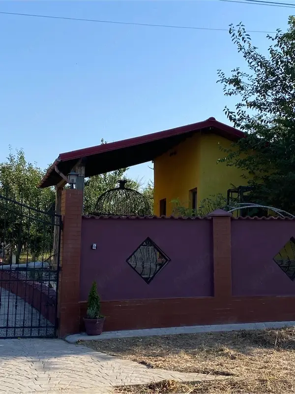 Casa de vanzare , cu spati mari frumos amenajate ! — 4/10