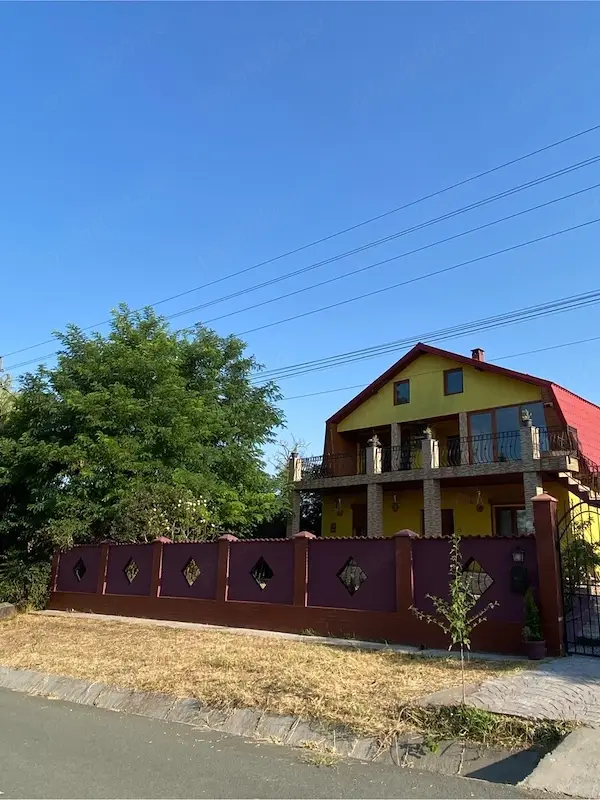 Casa de vanzare , cu spati mari frumos amenajate ! — 2/10