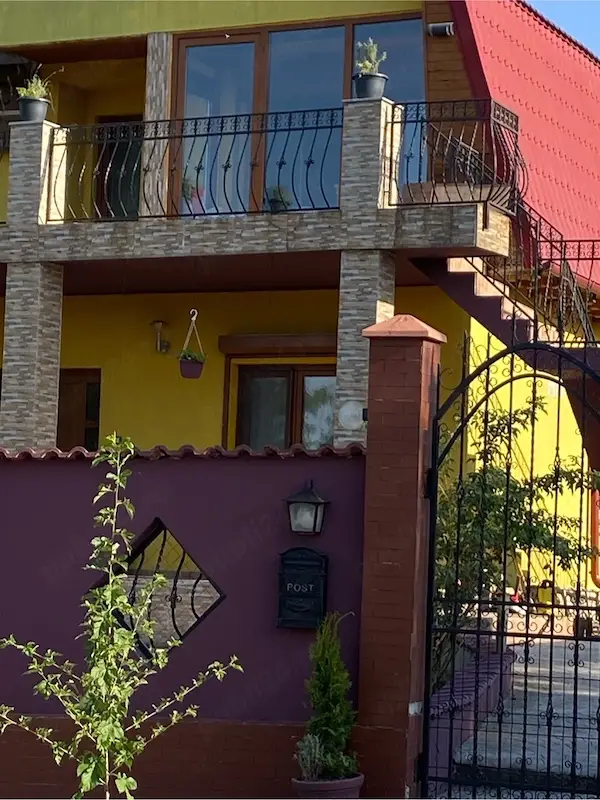 Casa de vanzare , cu spati mari frumos amenajate ! — 3/10