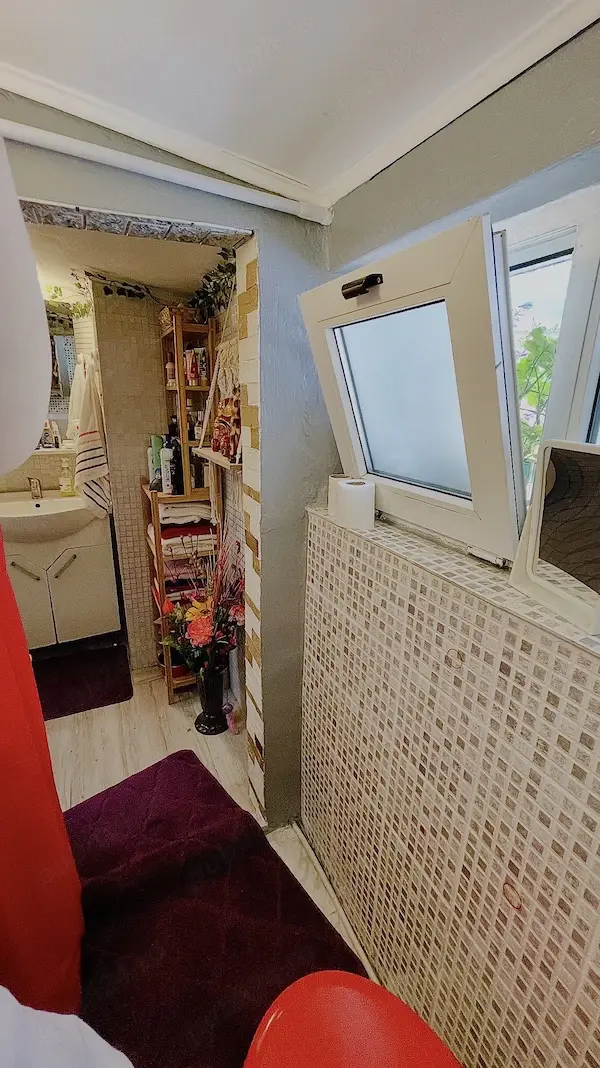 Proprietar vând casă 2 camere, 2 băi, Sector 6 (curte comună), parțial mobilată,preț negociabil — 9/10