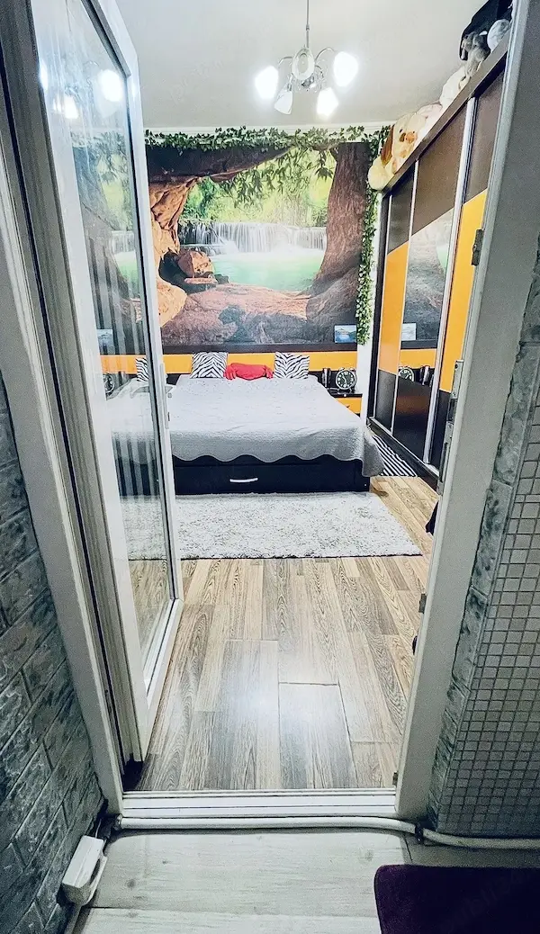 Proprietar vând casă 2 camere, 2 băi, Sector 6 (curte comună), parțial mobilată,preț negociabil — 8/10