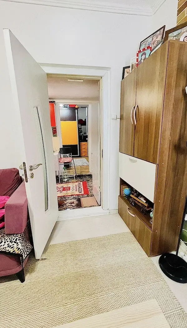 Proprietar vând casă 2 camere, 2 băi, Sector 6 (curte comună), parțial mobilată,preț negociabil — 3/10
