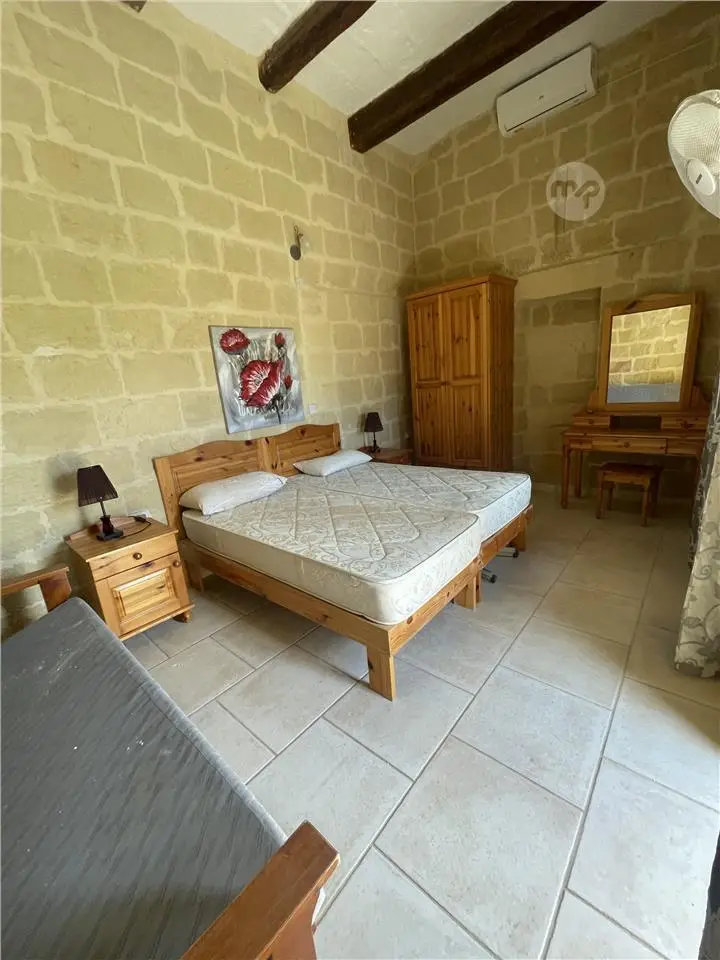 For Sale - Exquisite 4-Bedroom Farmhouse with Pool  in San Lawrenz — 8/10