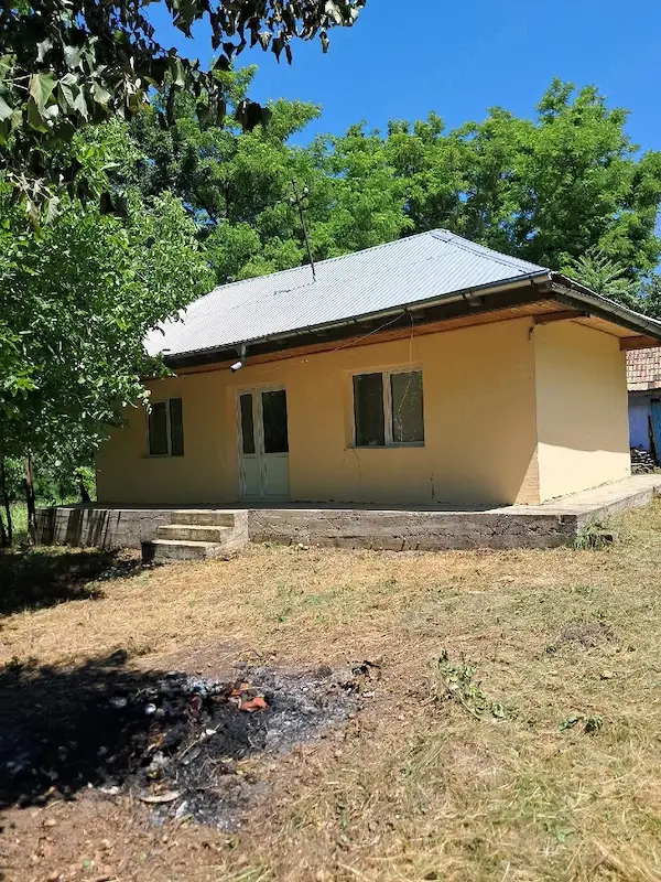 Vând casa cu teren — Raducaneni, Iasi, Румъния